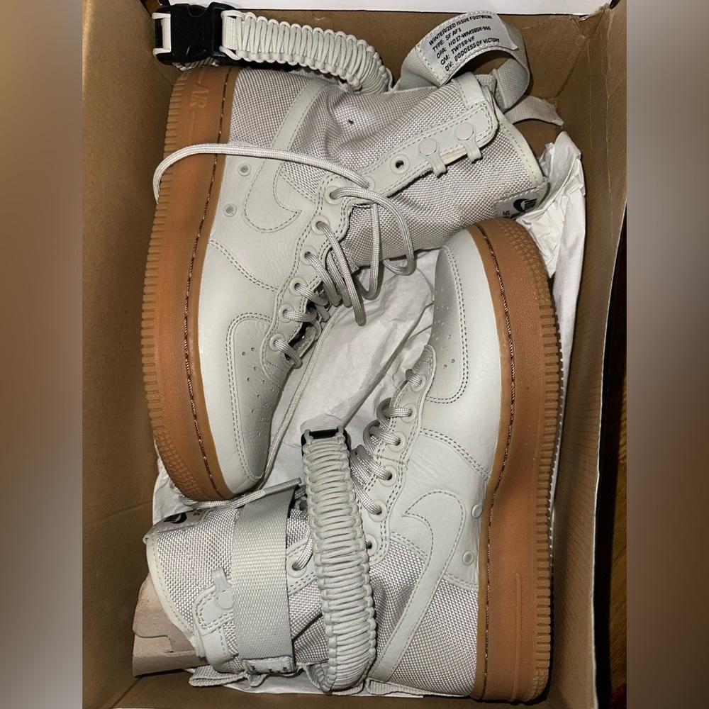 Women’s SF Air Force 1 High 'Light Bone'. NEVER WORN.